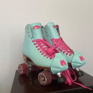 Moxi Sky Blue Beach Bunny Skates